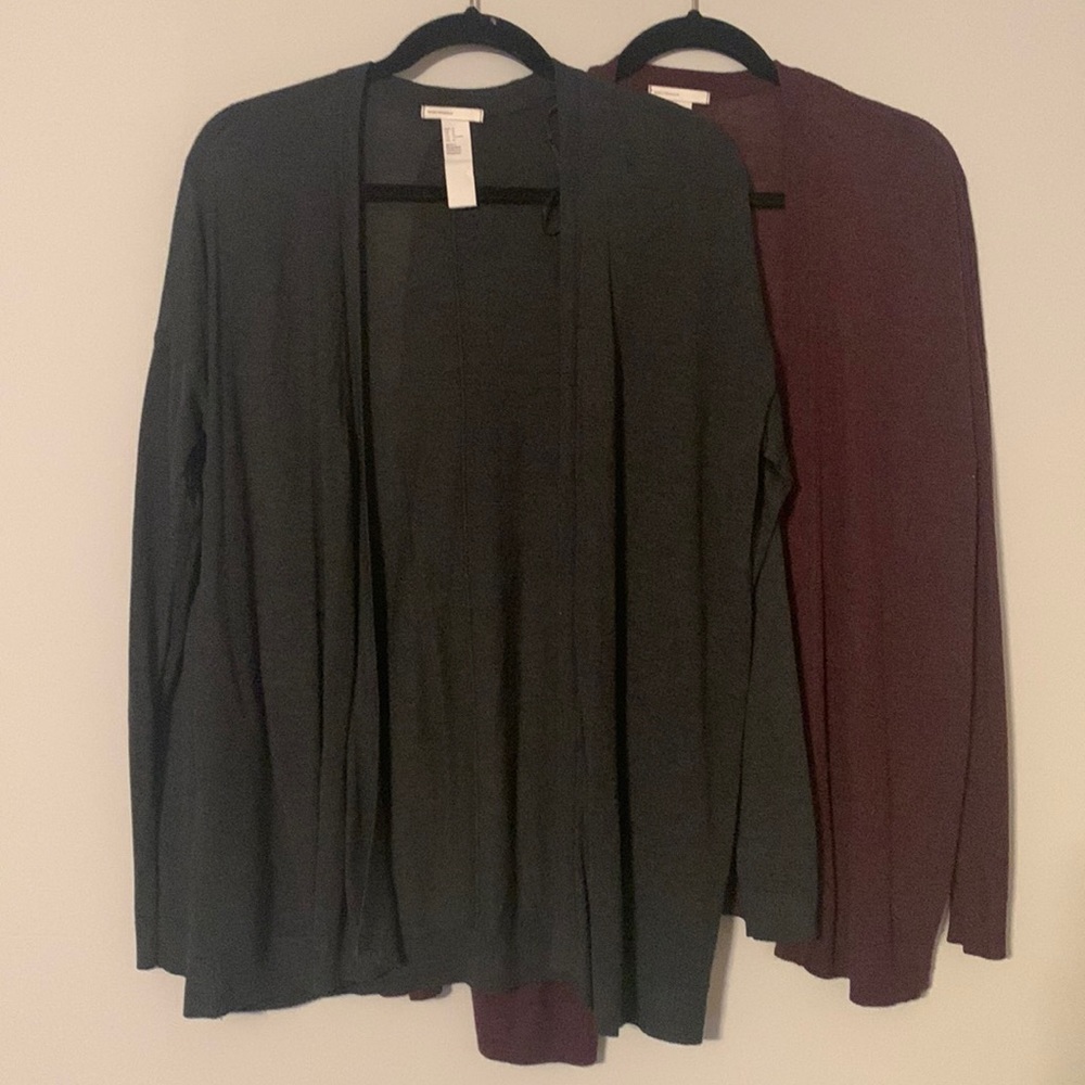 Basic/Basique Sz Med (2) cardigan sweaters in blue & burgundy. Lightweight/open.